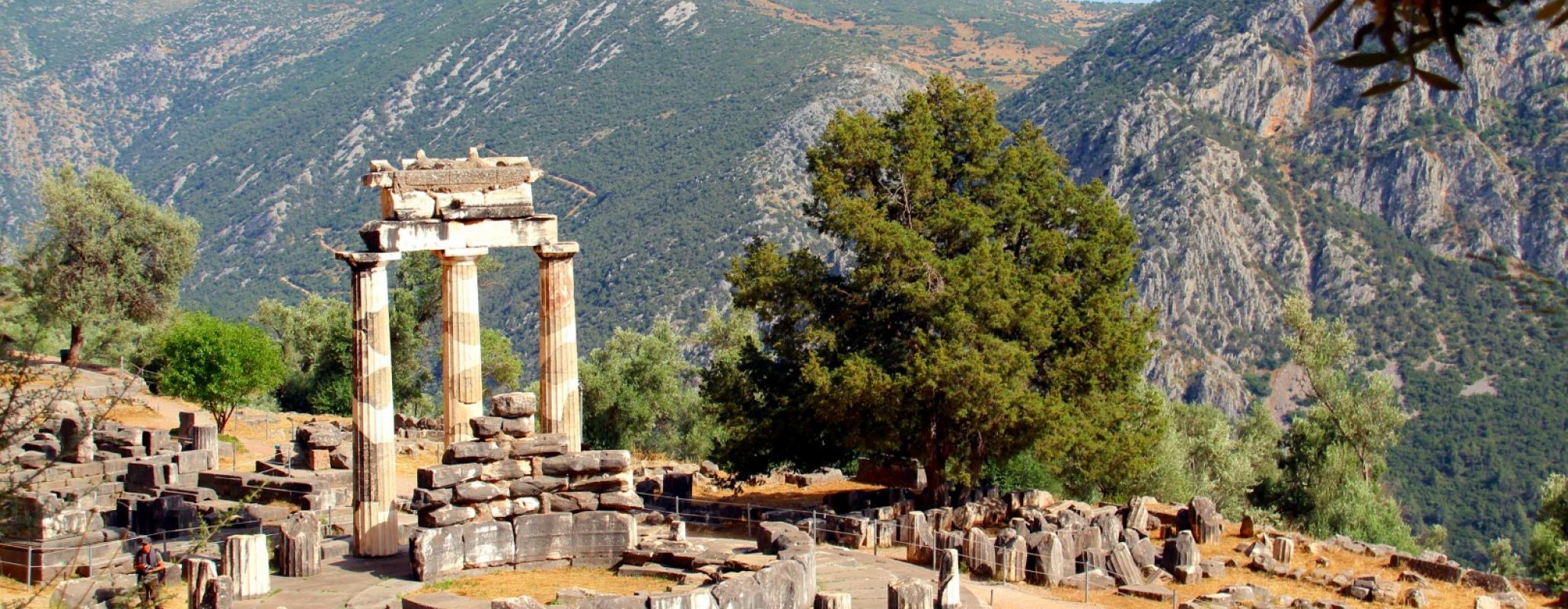 Ancient Delphi Full Day Tour, Archaeological Museum and Arachova